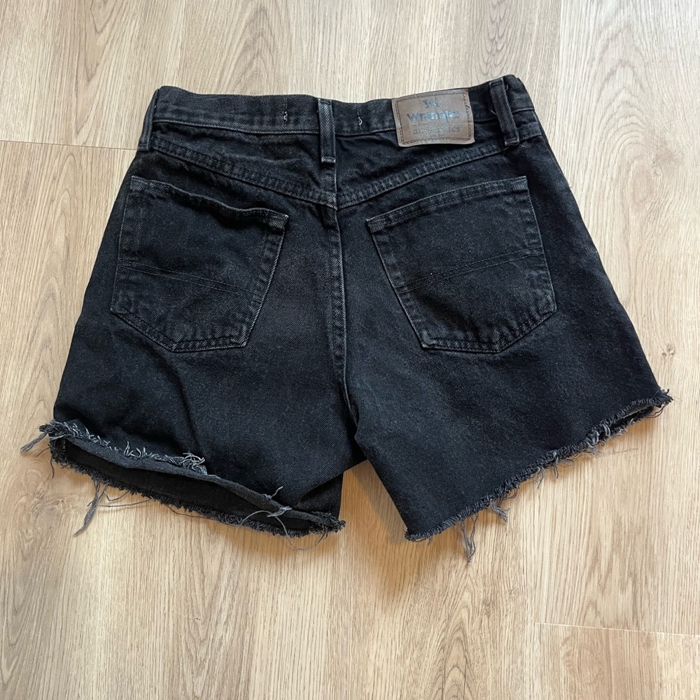 ⚡️SALE 2/$20⚡️Women’s Black Denim Shorts - Wrangler - Size 29 - Picture 2 of 3